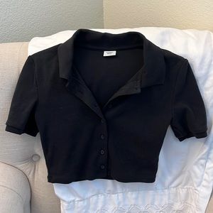 Cropped Aritzia Sunday Best Black button up collared tshirt, size 2XS